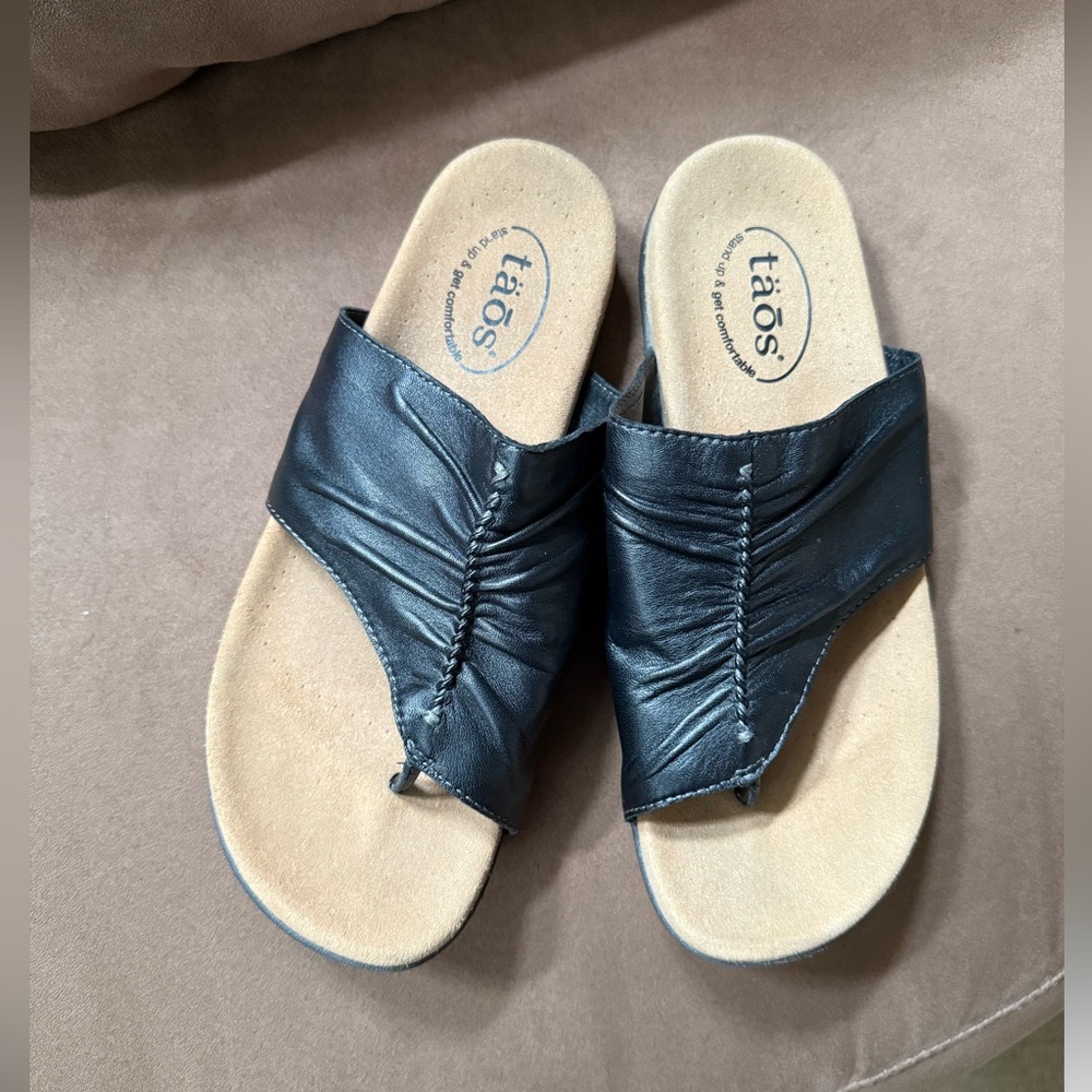 Taos Gift 2 Sandals size 9